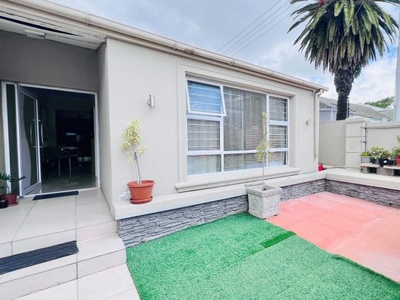 2 Bedroom house to rent in Wynberg, Cape Town