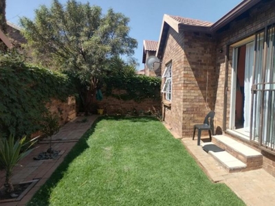 2 Bedroom townhouse - sectional rented in Wilgeheuwel, Roodepoort