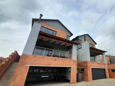 3 Bedroom duplex townhouse - sectional to rent in Olympus AH, Pretoria