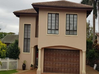 3 Bedroom duplex townhouse - sectional to rent in Park Hill, Durban North