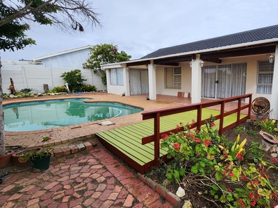 3 Bedroom House For Sale in Yzerfontein