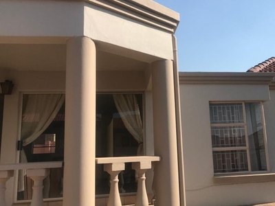 3 Bedroom townhouse - sectional to rent in Elarduspark, Pretoria