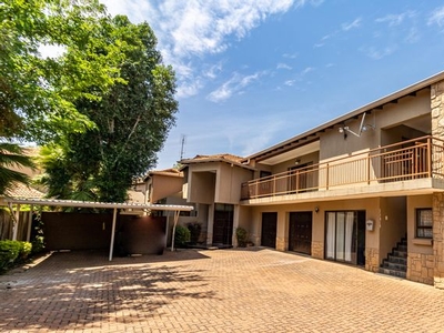 7 Bedroom House For Sale in Silver Lakes Golf Estate