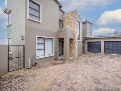 3 BEDROOM FAMILY HOME WITH STUDY IN FEATHERVIEW ESTATE