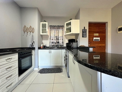 Apartment For Sale in Sheffield Manor