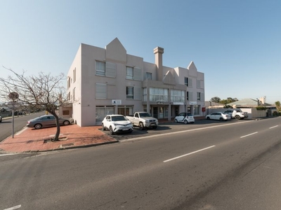 Beautiful appartment For Sale in Bellville.