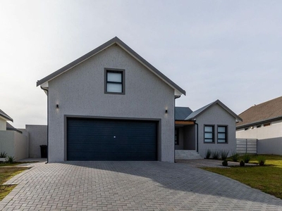 Luxurious 3-Bedroom Family Home with Modern Features!