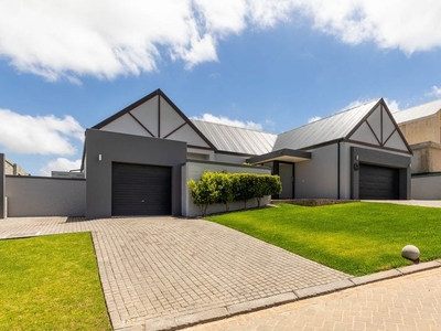 Luxurious home in tranquil Kingswood Golf Estate!