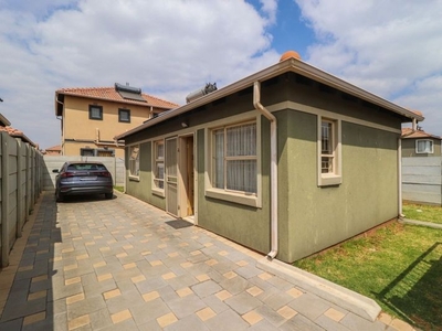 Modern Two Bedroom House with Spacious Lounge and separate Kitchen a in sought after- Leopards Res