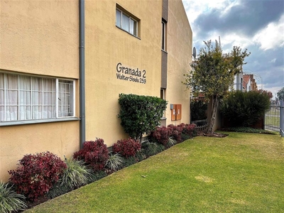 This is a wonderful two-bedroom townhouse in the Centre of Potch