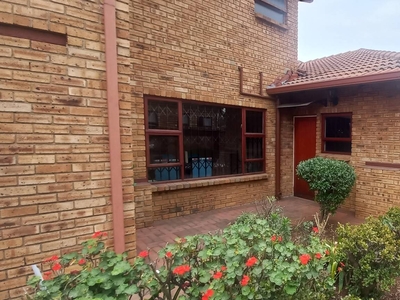 Townhouse Rental Monthly in Petersfield Ext 1