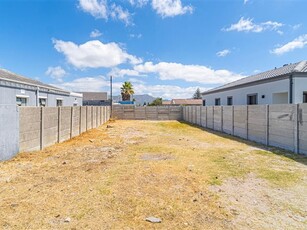 211 m² Land available in Grassy Park