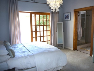 3 bedroom 2 bathroom house in plattekloof Cape Town