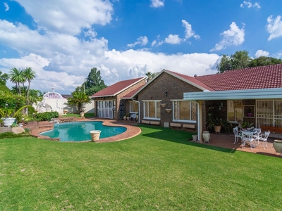 4 Bedroom House For Sale in Roodekrans