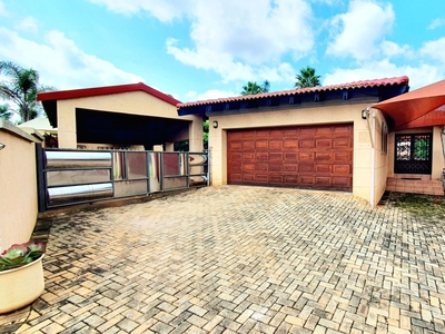 3 bedroom security complex home for sale in Lydenburg (Mashishing)