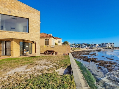 4 bedroom house for sale in Bloubergstrand