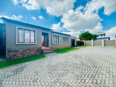3 Bedroom Simplex For Sale in Country View