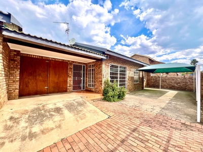 3 Bedroom Townhouse for sale in Potchefstroom Central - 79 President Street Potchefstroom