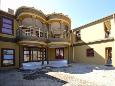 6 bedroom house for sale in summerset estates for R5million with 3 garages and 6 bathrooms, swimm...