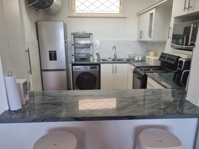Immaculate, newly renovated, one and a half Bedroom flat in Glenwood