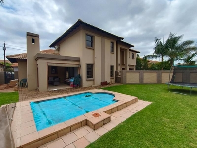 Must see stunning 3 bedroom house in secure Estate!!!