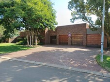 4 Bedroom House For Sale in Huttenheights