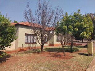 3 Bedroom Townhouse For Sale in Safari Gardens