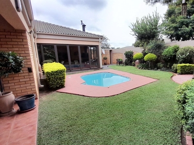 4 Bedroom House For Sale in Douglasdale