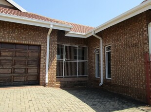3 Bedroom Townhouse For Sale In Gholfsig