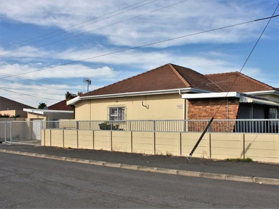 3 Bedroom Freehold For Sale in Goodwood Central