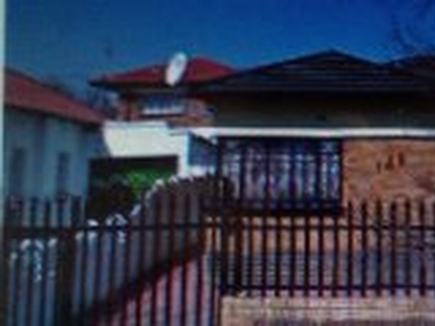 Great 3 bedroom house with 2 cottages, Kenilworth. Investment - Johannesburg