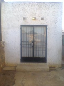 Rent A Large Garage In Soweto R1500 (Negotiable) - Soweto