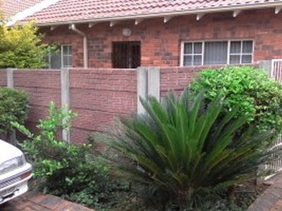Room available in lovely 2 Bed 2 Bathroom townhouse for a single lady in Little - Johannesburg