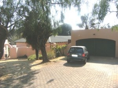 Spacious 3bedroom 2 bathroom free standing house to-let, Recently renovated, - Johannesburg