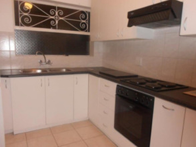 Well Maintained 2 Bedroom Apartment with Garage for rent in Plumstead for rent - Cape Town