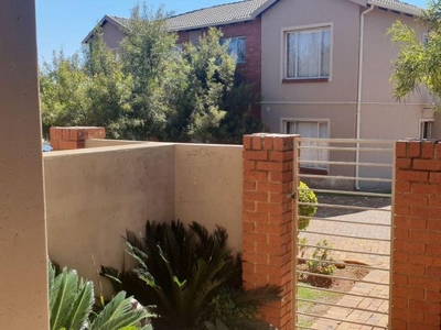 2 Bedroom townhouse - sectional to rent in Florida Glen, Roodepoort