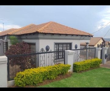 3 Bedroom Freehold For Sale in Lotus Gardens