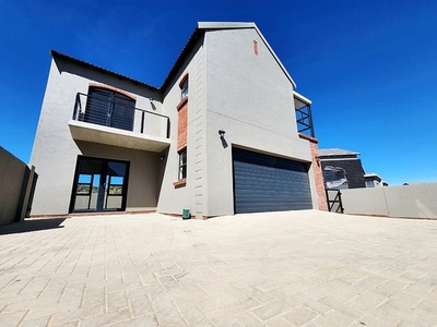 3 Bedroom Sectional Title To Let in Woodland Hills Bergendal