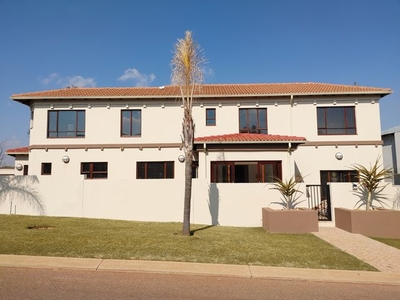 4 Bedroom Townhouse For Sale in Woodhill Golf Estate