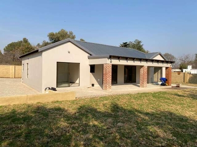 Townhouse For Rent In Chartwell, Randburg