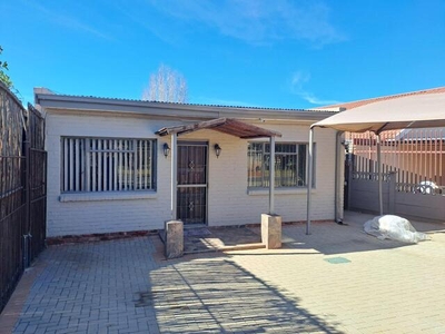 Townhouse For Rent In Fichardt Park, Bloemfontein