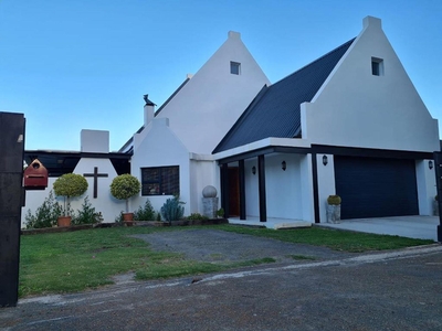 3 Bedroom House for sale in Graaff-Reinet