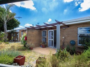 TWO BEDROOM TOWN HOUSE FOR SALE IN VIERBERGEN COMPLEX IN BELLVILLE OAKGLEN