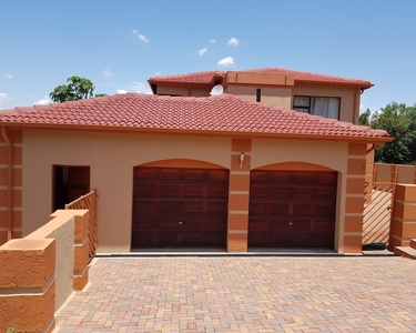 4 Bedroom Freehold For Sale in Kosmos Ridge
