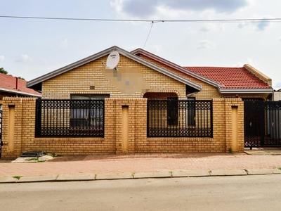 2 Bedroom House for Sale in Molapo
