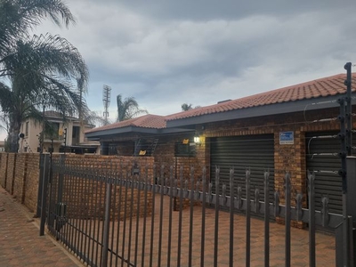 3 Bedroom House For Sale in New Park - 3 Lockyear