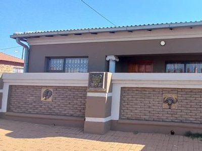 4 Bedroom Freestanding For Sale in Kwaguqa