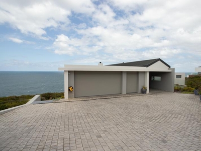 PICTURE PERFECT HOME FOR SALE IN SOUGHT AFTER ESTATE IN MOSSEL BAY