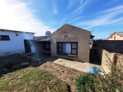 This property in Seaview, Pacaltsdorp is a nice start for any new couple or small family who is i...