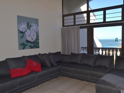 Holiday Haven: Fully Furnished Apartment Steps Away from Uvongo Main Beach
